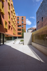 Pohled do dvora (Rezidence U Milosrdných na Starém Městě od Fránek Architects)