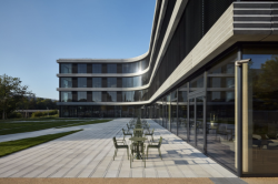 Nový dokument „Jak roste město“ představí příběh budovy ČSOB na Eliščině nábřeží v Hradci Králové.