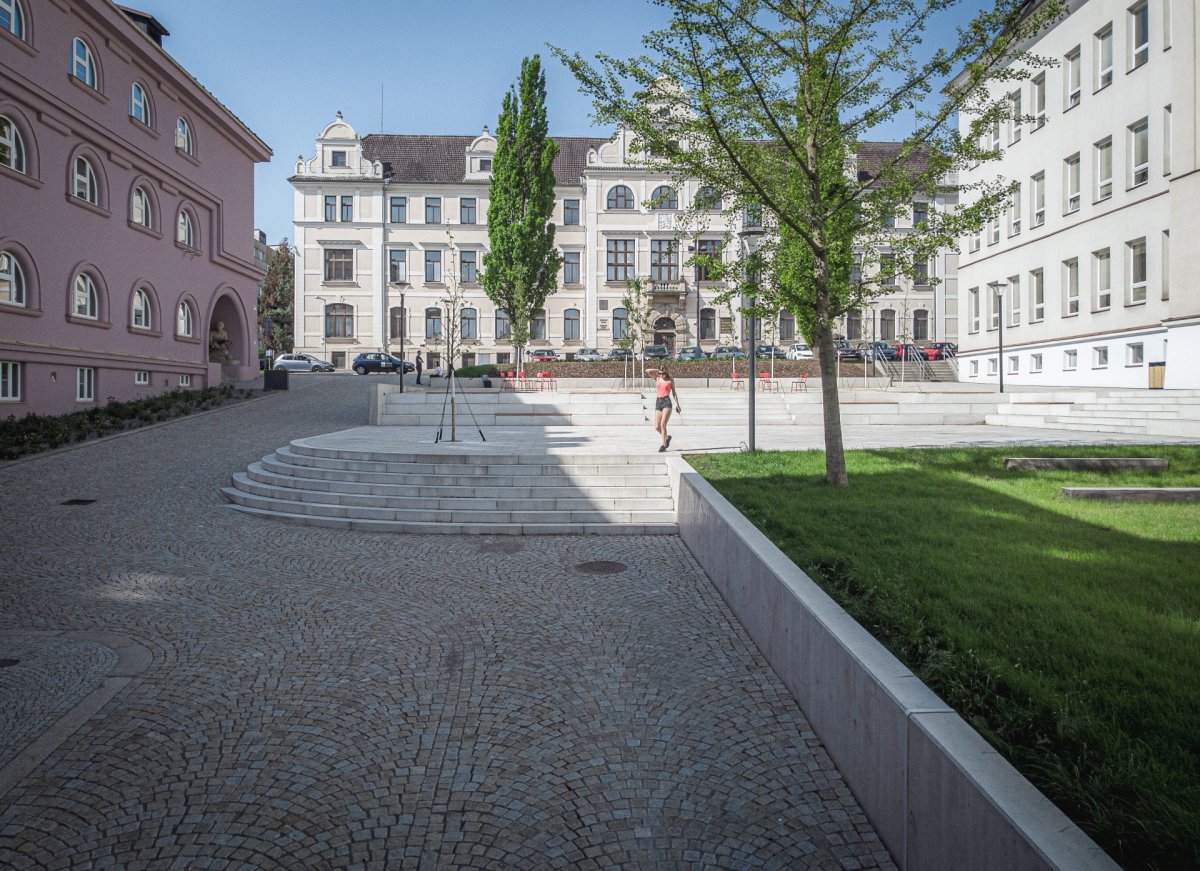 Střední úroveň slouží jako hlavní prostor s pobytovými schody, kde se konají společenské i kulturní akce. (Mezi školami, MED ARKITEKT)