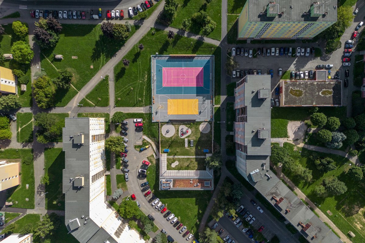 Hřiště na sídlišti Košutka V Plzni je nově barevné. (Vnitroblok Manětínská v Plzni, Sporadical)