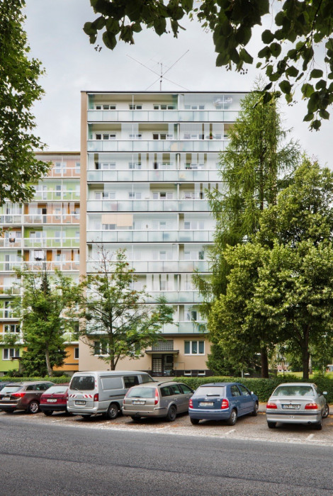 Revitalizace panelového domu v Rožnově pod Radhoštěm, Holiš + Šochová architekti