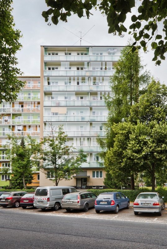 Revitalizace panelového domu v Rožnově pod Radhoštěm, Holiš + Šochová architekti