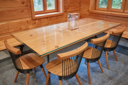 Dřevěný interiér doplňují černé kovové detaily. 