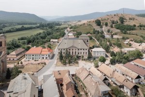Kaštěl z poloviny 18. století byl od 70. let vybydlený, před deseti lety ho začalo město postupně rekonstruovat.