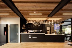 Ve Veselí nad Moravou vzniklo nové Bistro Dog in Dock podobající se lodi. Navrhlo ho architektonické studio Black n’Arch, postavené je z modulů.