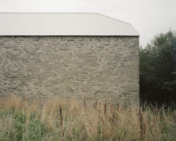 Ateliér TYPE proměnil opuštěnou kamennou stodolu poblíž britského Devonu na rodinné bydlení