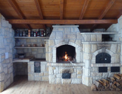 Se šamotovými výrobky se dá pracovat jak v exteriérech, tak interiérech.