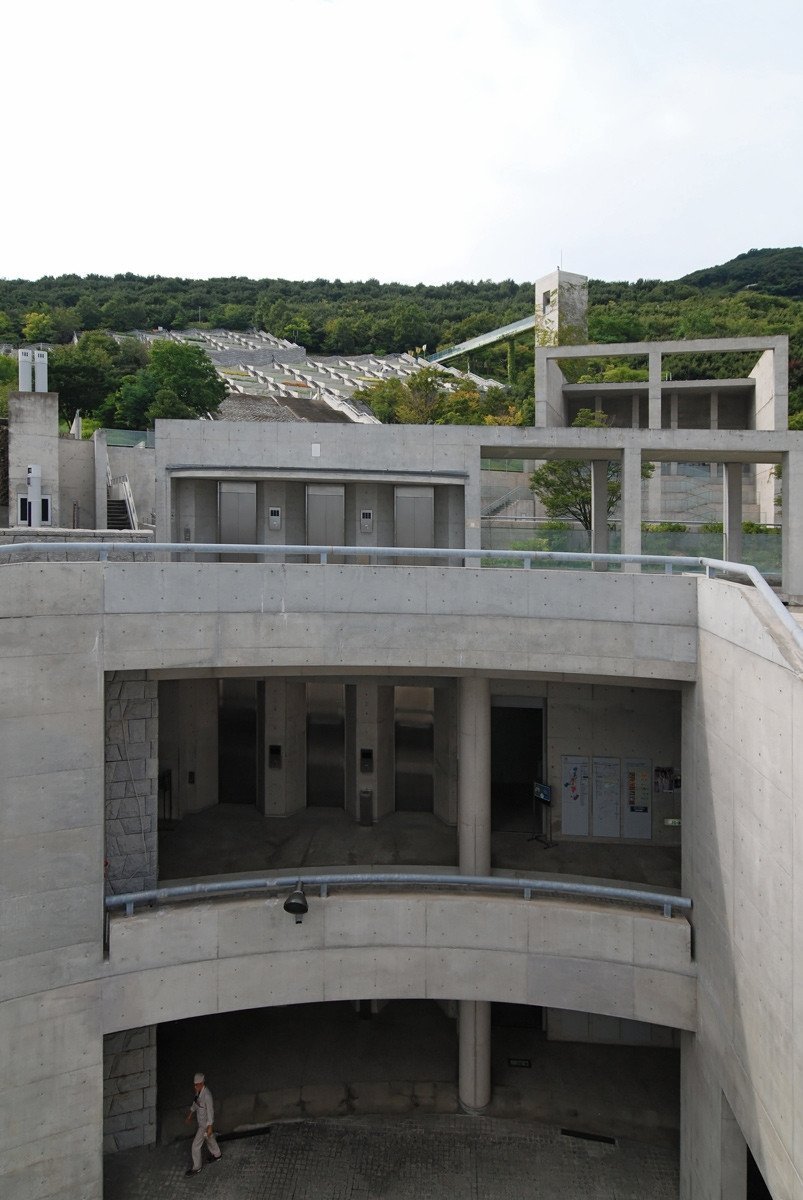 Památník navržený Tadaem Andem doplňuje komplex budov na japonském ostrově Awaji