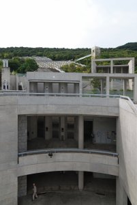 Památník navržený Tadaem Andem doplňuje komplex budov na japonském ostrově Awaji