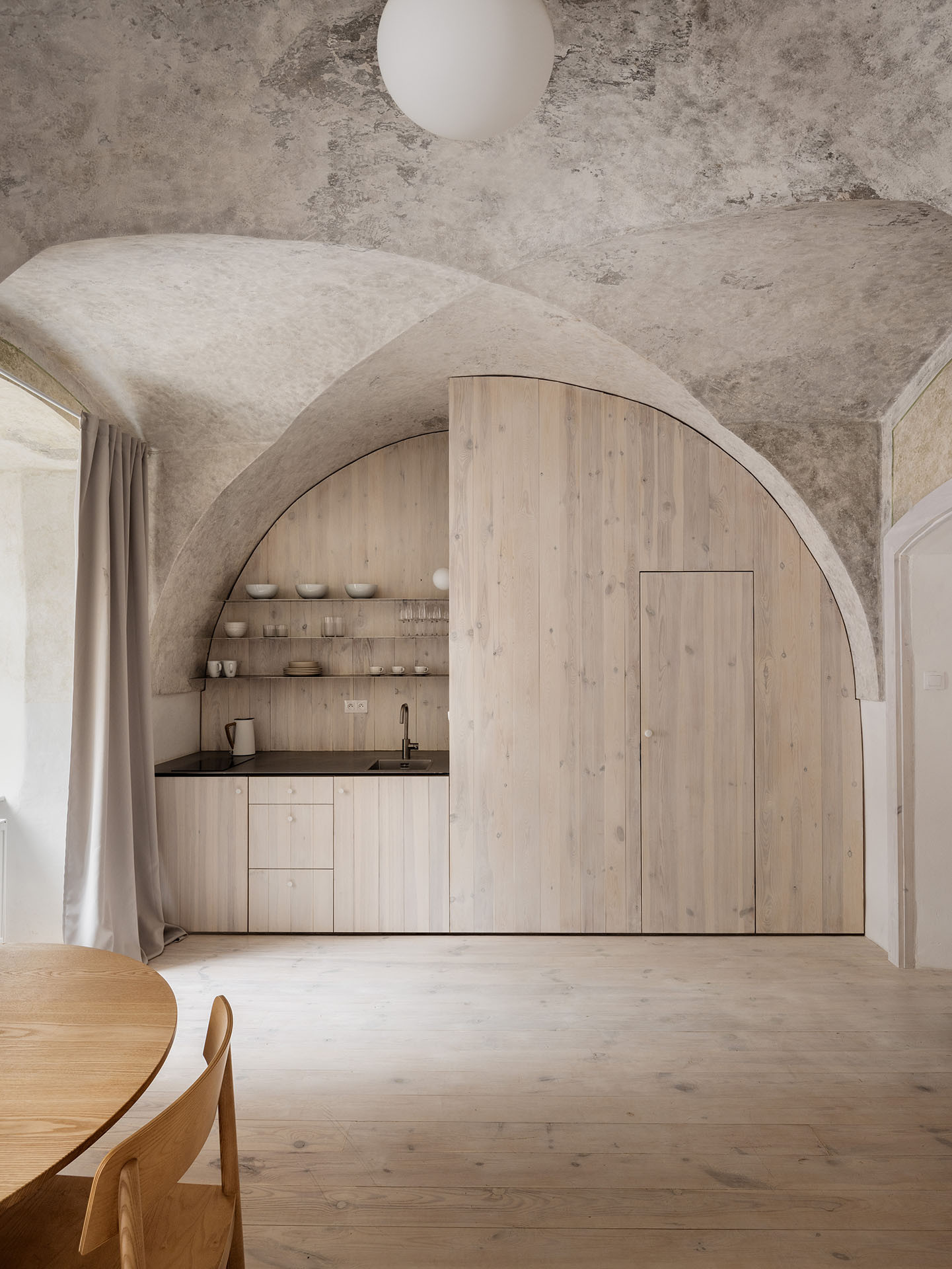 Dříve chátrající budova se proměnila v příjemné kulturní centrum, které reaguje na potřeby současnosti.