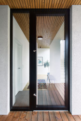 Rodinný dům v Berouně, Markéta Bromová architekti: Vstupní dveře jsou díky svahu cizím očím z ulice skryty