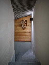 Schody do suterénu (Chata Kohútka od SENAA architekti)