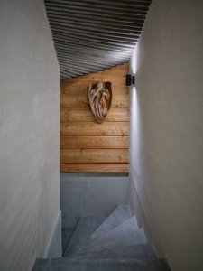 Schody do suterénu (Chata Kohútka od SENAA architekti)