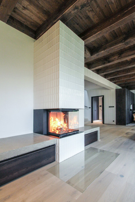 Série kamen Exposi, která vznikla ve spolupráci akademického sochaře Davida Exnera, kachlové manufaktury K&K Poker a německého výrobce topenišť Brunner.