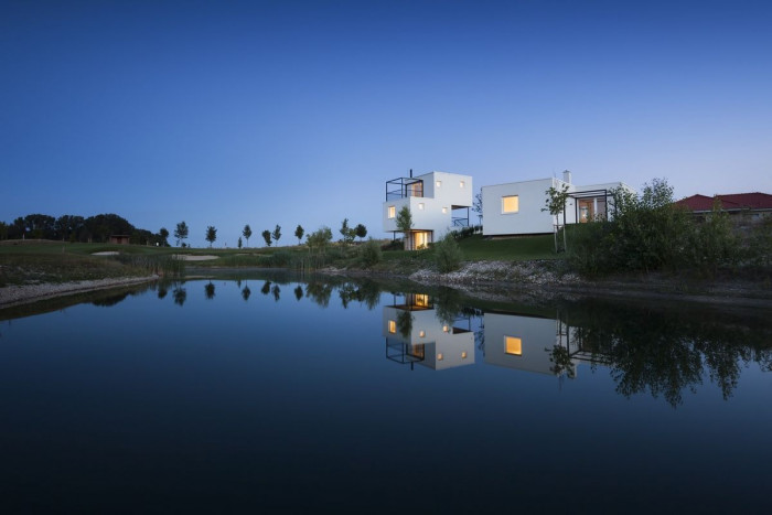 Obydlí v objetí golfu, 3x3,