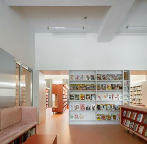 V oddělení pro dospělé má mobiliář dvě hlavní barvy - šedivý je ten při obvodu místností. (Knihovna v Červeném Kostelci; Papundekl architekti)