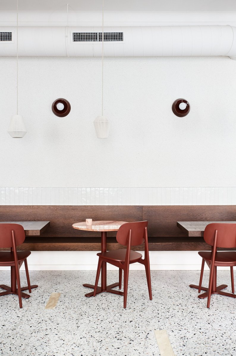 Dlouhá lavice nabízí příjemné sezení, kterému autorka přezdívá „lounge“. (Mezi Srnky, Markéta Bromová Architekti)