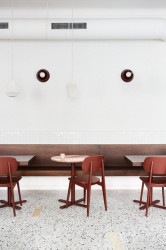 Dlouhá lavice nabízí příjemné sezení, kterému autorka přezdívá „lounge“. (Mezi Srnky, Markéta Bromová Architekti)