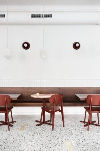 Dlouhá lavice nabízí příjemné sezení, kterému autorka přezdívá „lounge“. (Mezi Srnky, Markéta Bromová Architekti)