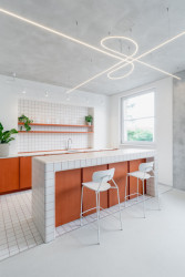 Keramický ostrůvek (Kanceláře Pudis; studio COSMO)