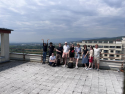 Společná fotka exkurze na střeše koldomu