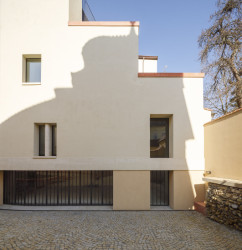 Stavba se svému prostředí přizpůsobuje také materiály, například klasickou omítkou. (Bytový dům na Malé Straně; architektonický ateliér Ladislava Lábuse)