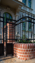 Cihelné zídky postavené z tradičních cihel z Cihelny Kadaň vytváří reprezentativní vstupní prostor, ladící s architekturou domu.