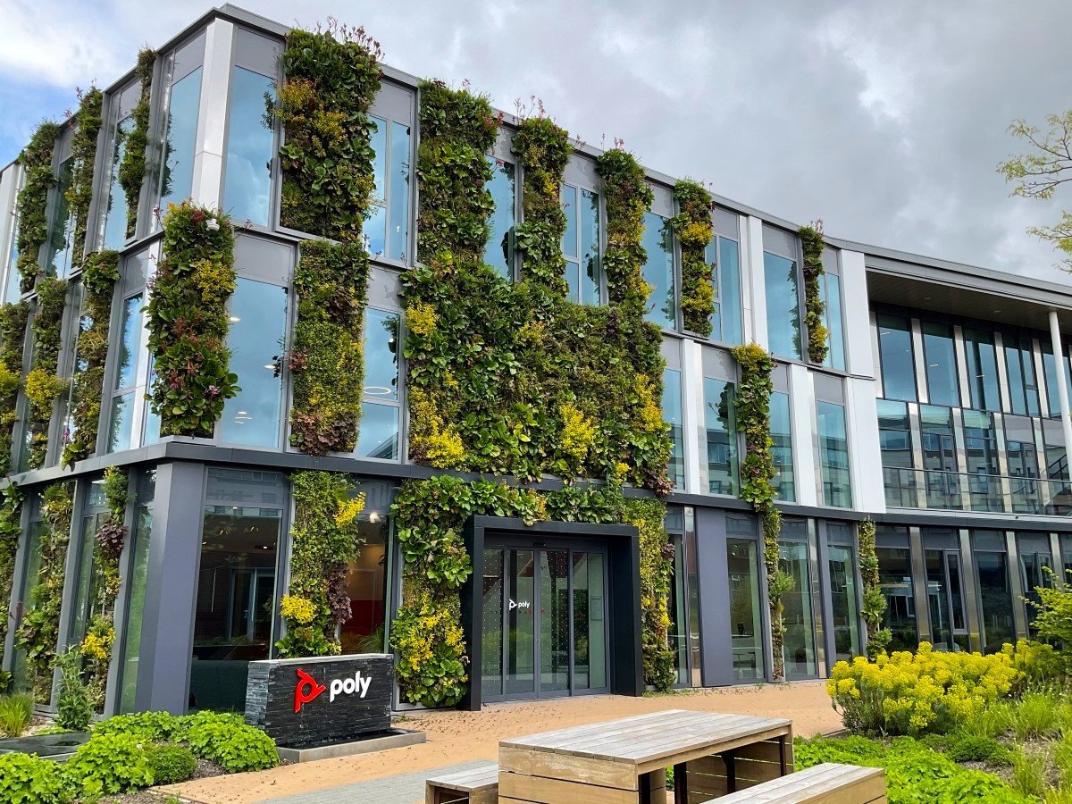 Zelené fasády jako oživení současné architektury, ale také řešení při zmírňování dopadů klimatické krize.