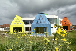 "Pagody zvenku tvoří siluetu domu a zevnitř skrýš, indiánské tee-pee, prostor, kam dopadá světlo z trojúhelníkových okének, přiznané dřevěné konstrukce jsou větvovím stromu," říká David Kraus.