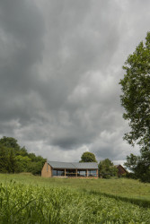 Kolem je příroda a také původní zástavba. Dům je respektuje. (Víkendový dům v Českém ráji, NEW HOW Architekti)