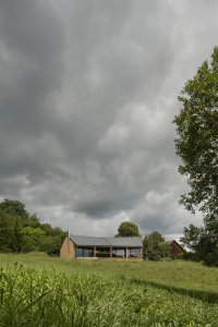 Kolem je příroda a také původní zástavba. Dům je respektuje. (Víkendový dům v Českém ráji, NEW HOW Architekti)