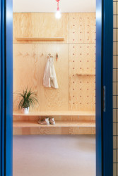 Předsíňová stěna (Rekonstrukce 1+1 v paneláku; Tereza Machačová)