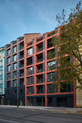 Dva domy se na první pohled liší také členěním oken. Systém fasádních otvorů je navržen jako rastr oken a lodžií, díky kterým jsou všechny byty řádně prosvětleny. (Bytový dům Iconik, studio Edit!)