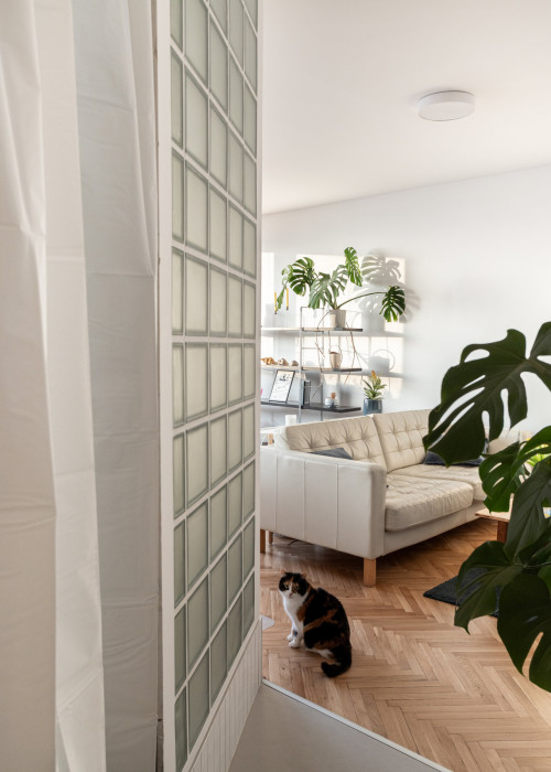 Rekonstrukce bytu v panelovém domě je prvotina mladých architektů Patrika Platila a Marka Petříka z ateliéru P2P. (Rekonstrukce bytu v panelovém domě v Praze na Gutovce; P2P.)