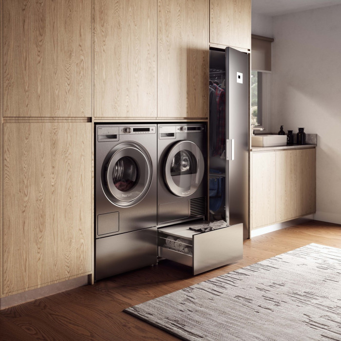 Výsuvnou polici lze využít jako praktický prostor pro ukládání oblečení nebo třídění.