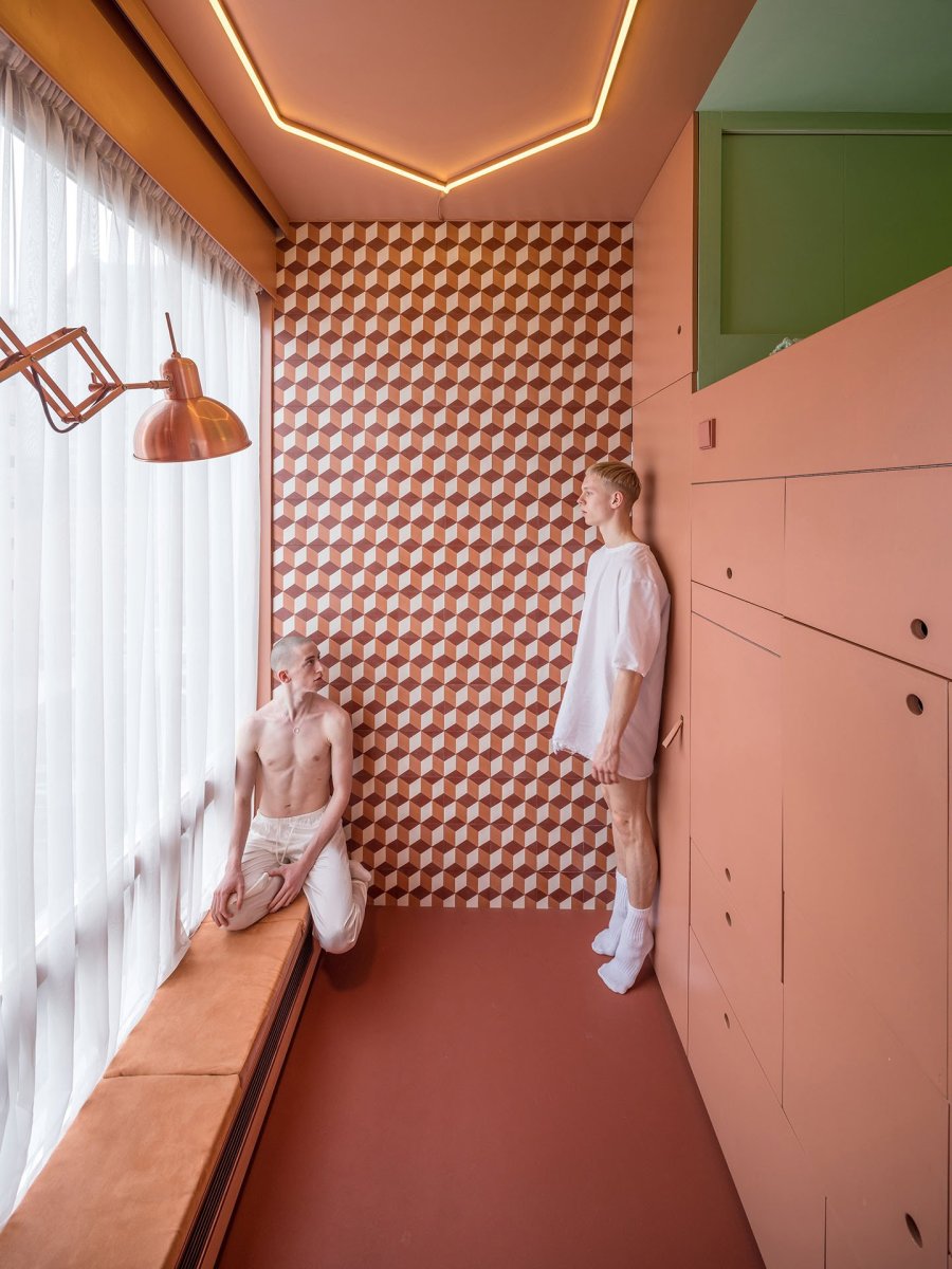 "Obývák" má 3,5 metrů a třímetrový strop. (Minimální byt v Rotterdamu, STAR - Strategies and Architecture, BOARD - Bureau of Architecture, Research and Design)