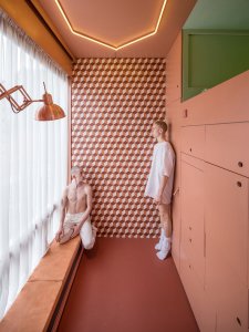 "Obývák" má 3,5 metrů a třímetrový strop. (Minimální byt v Rotterdamu, STAR - Strategies and Architecture, BOARD - Bureau of Architecture, Research and Design)