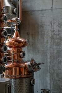 Lihovar s pěstitelskou pálenicí od OBJEKTOR ARCHITEKTI