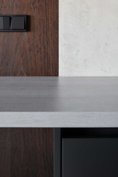 Sáhlo se proto k tmavým a zemitým barvám, dřevu. (Apartmán v Jizerských horách, MAVA ARCHI)