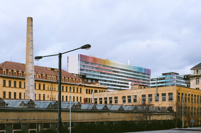 Bývalo to reprezentativní sídlo podniků zahraničního obchodu Chemapol-Investa, stavělo se tu z italského stavebního systému, použila se řada nadstandardních technických řešení. Uvnitř byla spousta dobového designu a umění. Z toho všeho však nezbylo téměř nic. Dochovaná je hlavně konstrukce a plášť budovy, v interiéru jsou to jen jednotlivosti – pár dveří, příček a konstrukce schodiště. Umění se ztratilo neznámo kam. Vyplývá to ze stavebně-historického průzkumu, jehož autorem je Josef Holeček (st.) a kolektiv.