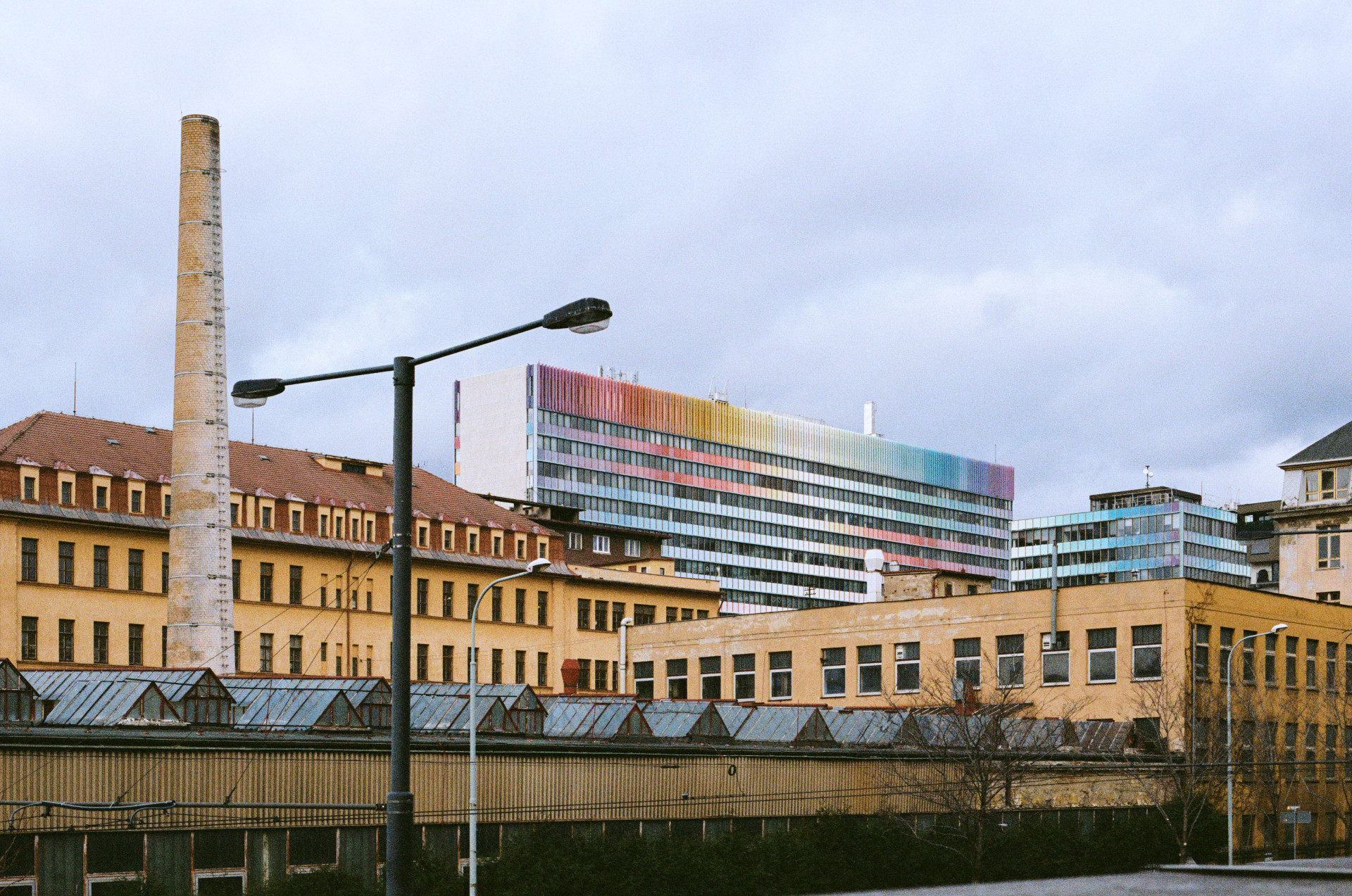 Bývalo to reprezentativní sídlo podniků zahraničního obchodu Chemapol-Investa, stavělo se tu z italského stavebního systému, použila se řada nadstandardních technických řešení. Uvnitř byla spousta dobového designu a umění. Z toho všeho však nezbylo téměř nic. Dochovaná je hlavně konstrukce a plášť budovy, v interiéru jsou to jen jednotlivosti – pár dveří, příček a konstrukce schodiště. Umění se ztratilo neznámo kam. Vyplývá to ze stavebně-historického průzkumu, jehož autorem je Josef Holeček (st.) a kolektiv.