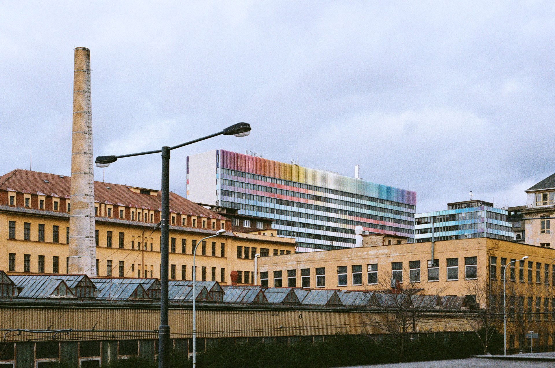 Bývalo to reprezentativní sídlo podniků zahraničního obchodu Chemapol-Investa, stavělo se tu z italského stavebního systému, použila se řada nadstandardních technických řešení. Uvnitř byla spousta dobového designu a umění. Z toho všeho však nezbylo téměř nic. Dochovaná je hlavně konstrukce a plášť budovy, v interiéru jsou to jen jednotlivosti – pár dveří, příček a konstrukce schodiště. Umění se ztratilo neznámo kam. Vyplývá to ze stavebně-historického průzkumu, jehož autorem je Josef Holeček (st.) a kolektiv.