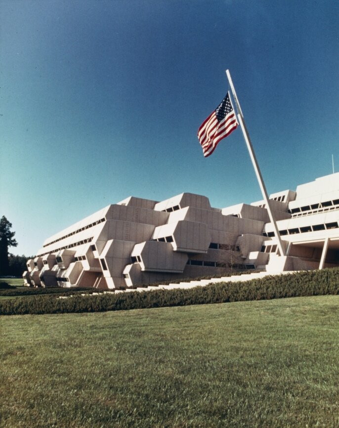 Architekt Paul Rudolph navrhl budovu jako sídlo lékařské výzkumné společnosti Burroughs Wellcome, 1969-72