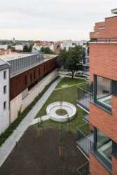 Pohled do parku a na sousední budovu bývalého pivovaru s přístavbou (Rezidence Starý pivovar v Brně-Králově Poli, Atelier RAW)