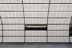 Vláknocementové desky mají využití v mnoha interiérech - v restauracích, galeriích, stanicích metra i doma. (na obrázku MTA Subway Chinatown Station v San Franciscu, použití desky Carat Ivory 7099)