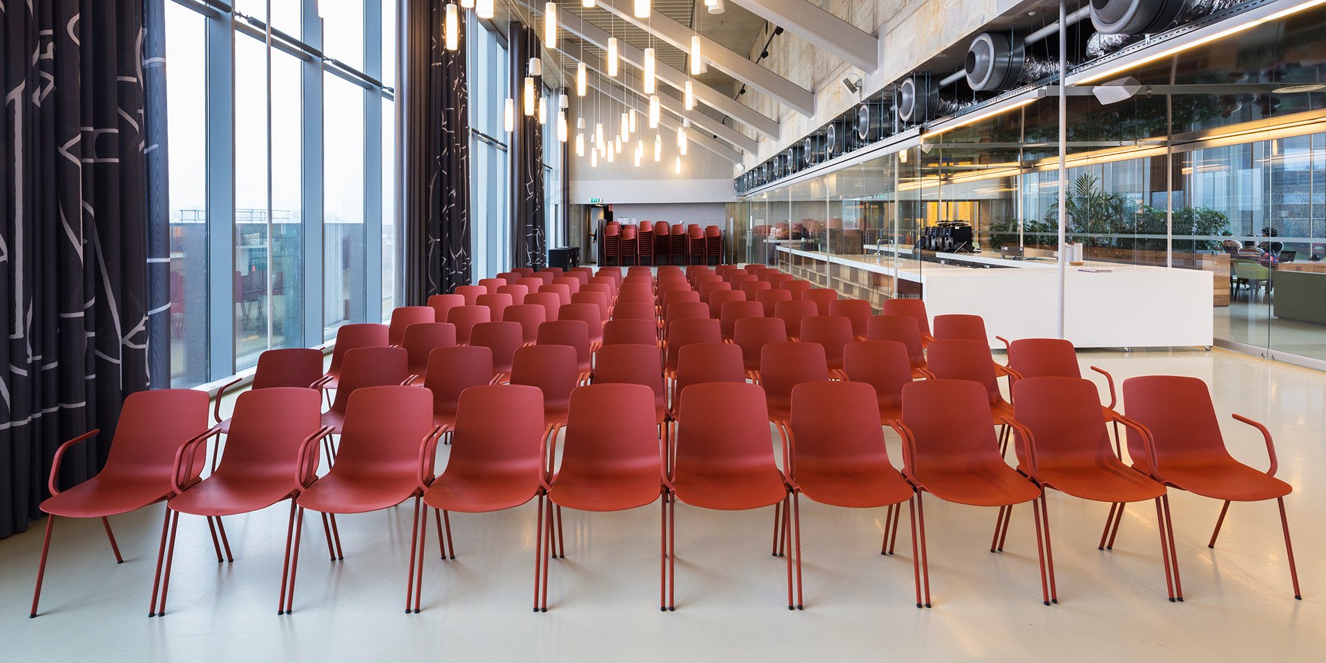 Společnost Wiesner-Hager je odborníkem na kancelářskou architekturu. Mimo to ale vybavuje eventové a konferenční prostory kulturních domů, hotelů a škol