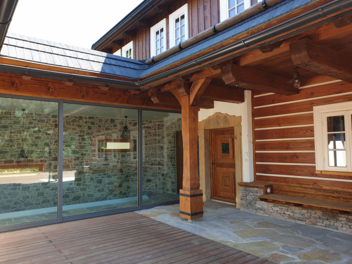 Roubenky klasika s velkoformátovým prosklením obsahují velká francouzská okna i velká pevná střešní okna.