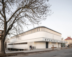 Základní škola v Řevnicích dlouho postrádala zázemí pro sportovní aktivity žáků. (Hala Řevnice, Grido)