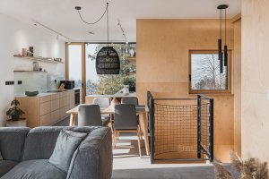 Pohled do hlavního obytného prostoru (Dům Větrník v Ruprechticích od atakarchitekti)