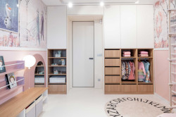 Vzdušný dětský pokoj s intuitivními úložnými prostory, do kterého barevně ladí otočné dveře MASTER.